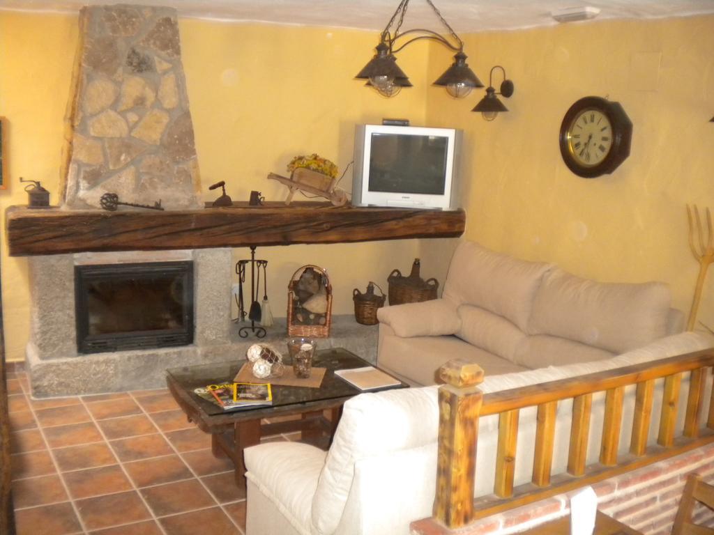 Hostal Rural Las Cuatro Calles San Martín del Pimpollar Exterior photo
